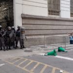 Polícias Militares impediram a entrada de manifestantes no Palácio Pedro Ernesto.