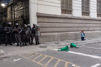 Polícias Militares impediram a entrada de manifestantes no Palácio Pedro Ernesto.