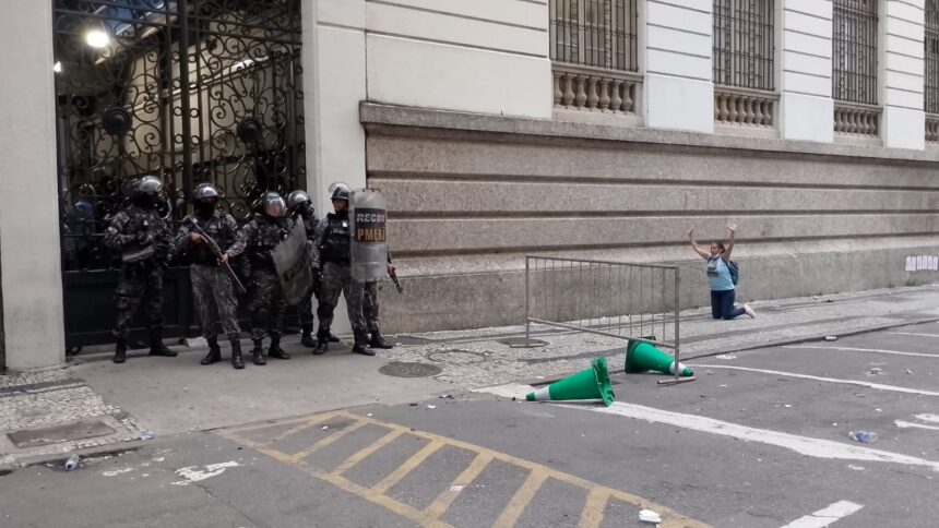 Polícias Militares impediram a entrada de manifestantes no Palácio Pedro Ernesto.