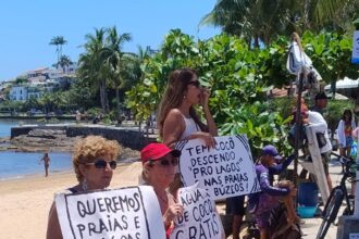 Moradores protestam contra poluição e descaso nas praias de Búzios