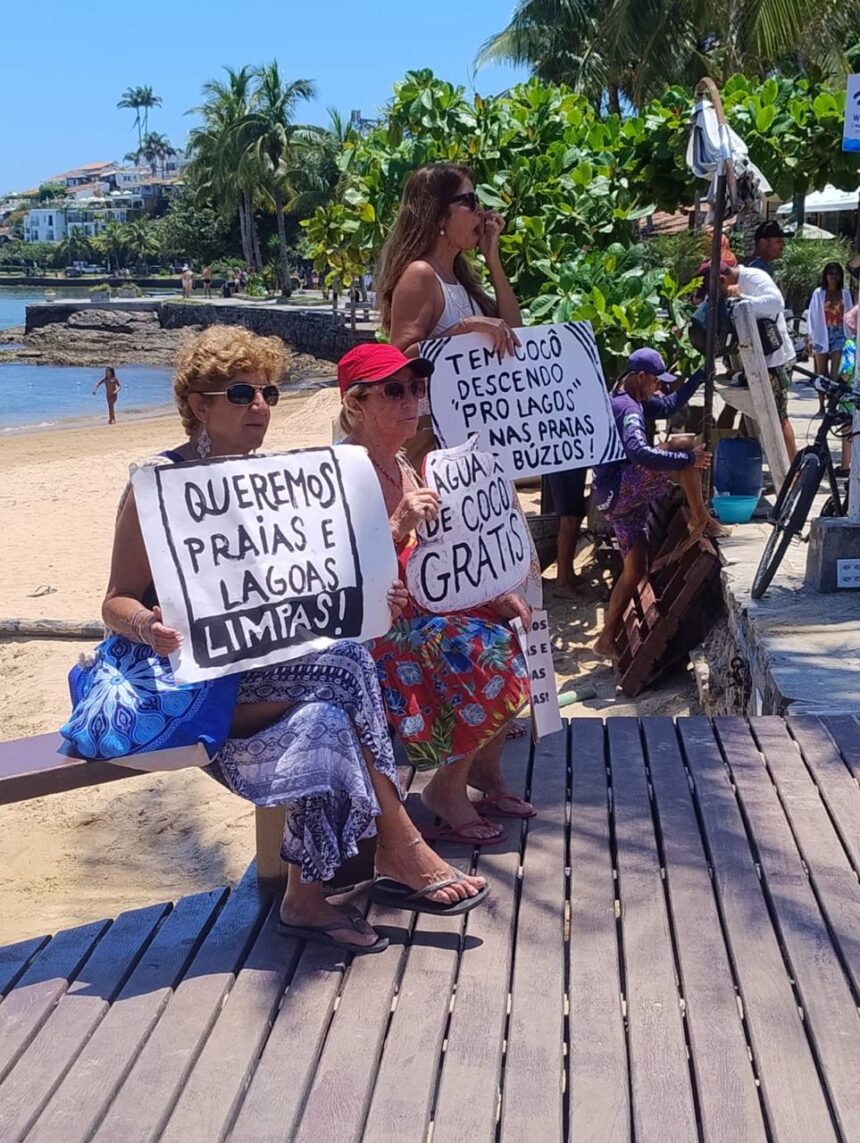 Moradores protestam contra poluição e descaso nas praias de Búzios