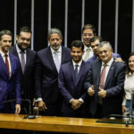 cláudio castro com arthur lira no plenário da câmara dos deputados em Brasília