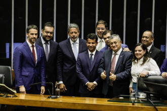 cláudio castro com arthur lira no plenário da câmara dos deputados em Brasília