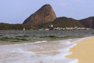 Prainha da Glória fica própria para banho e atrai turistas neste fim de ano