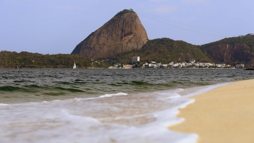 Prainha da Glória fica própria para banho e atrai turistas neste fim de ano