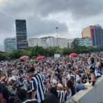 Torcedores alvinegros tomam Enseada de Botafogo para celebrar Libertadores