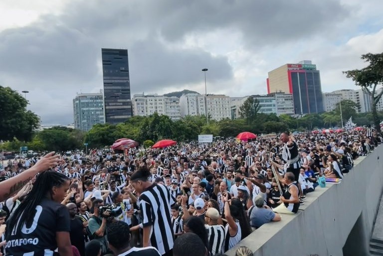 Torcedores alvinegros tomam Enseada de Botafogo para celebrar Libertadores