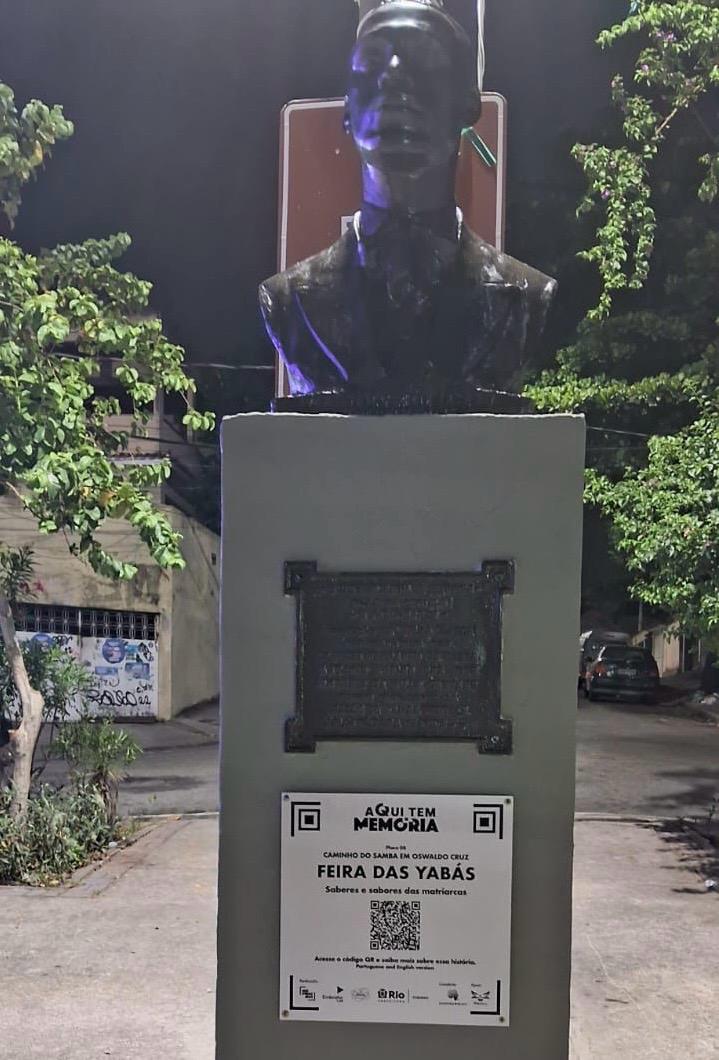 A placa da discórdia: parentes de Paulo da Portela e representantes do movimento negro protestam contra o que seria uma violação do busto do fundador da azul-e-branca