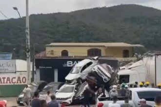 Carreta faz 'strike' e atinge 11 carros em Teresópolis