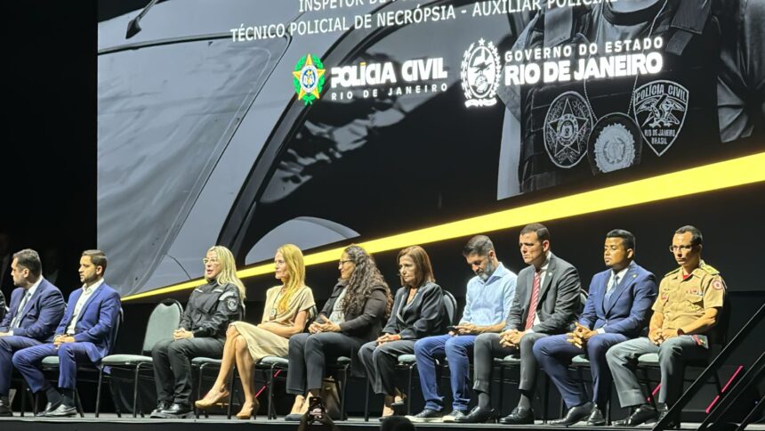 Autoridades, entre elas, o deputado estadual TH Joias, na formatura dos policiais civis: o secretário não citou a presença do parlamentar, preso por ele em 2017