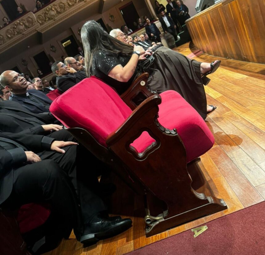 O lugar destinado ao prefeito Eduardo Paes permanece vazio no Theatro Municipal, no celebração pelo jubileu sacerdotal de Dom Orani João Tempesta