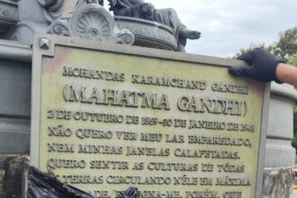 Placa de bronze da estátua de Mahatma Gandhi é recuperada após furto