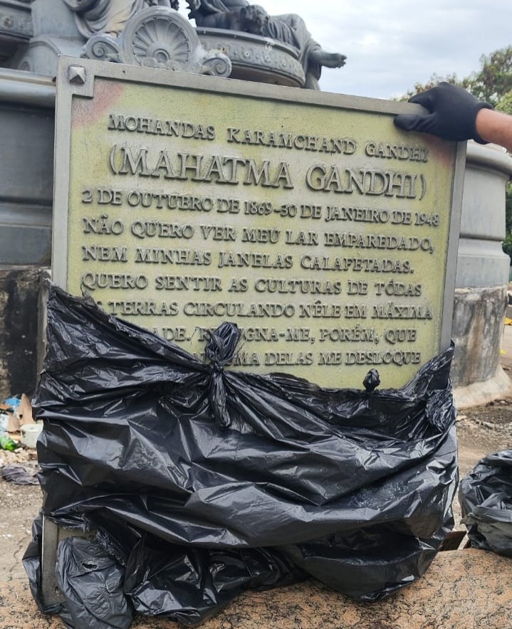 Placa de bronze da estátua de Mahatma Gandhi é recuperada após furto