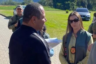 Neymar Pai recebe a voz de prisão de Shayenne Barreto, secretária de Meio Ambiente do atual alcaide, Alan Bombeiro (PP), em 2023: futuro prefeito, Luiz Carlos Ribeiro, quer apagar o momento concedendo a Medalha Tiradentes ao pai do atacante