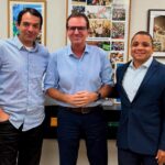 Eduardo Paes com Gustavo Guerrante e Rodrigo Corrêa, os futuros secretários de Desenvolvimento Urbano e de Integridade Pública