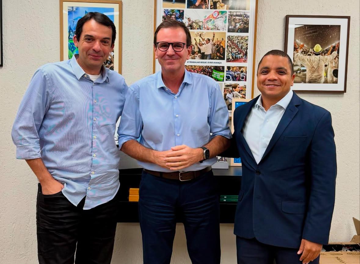 Eduardo Paes com Gustavo Guerrante e Rodrigo Corrêa, os futuros secretários de Desenvolvimento Urbano e de Integridade Pública