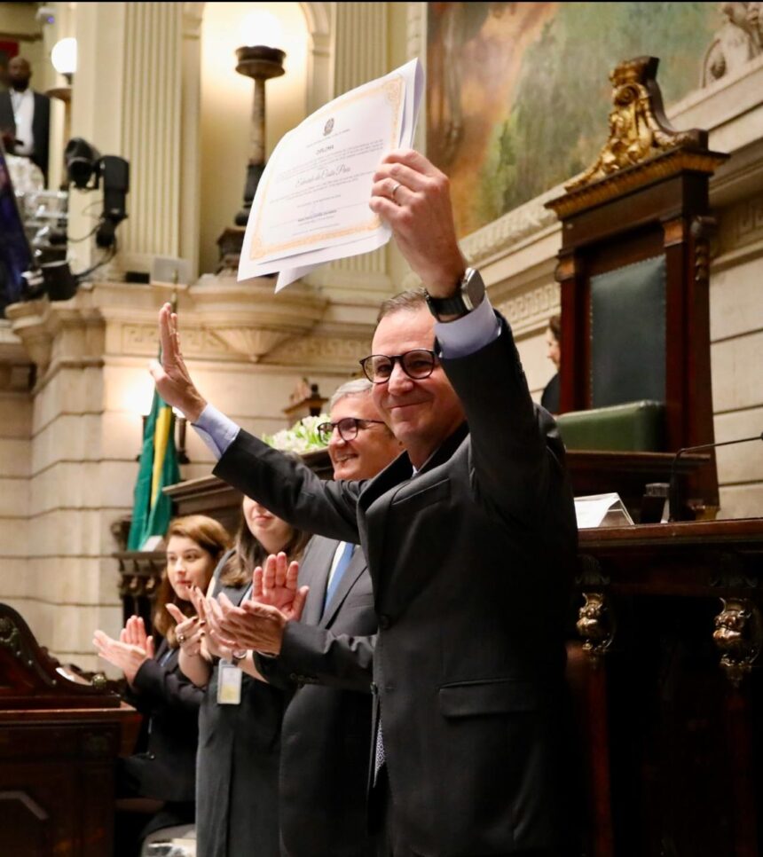 O prefeito Eduardo Paes na solenidade de diplomação dos eleitos, na Câmara de Vereadores do Rio: alegria e zoação como uma formatura da quinta série