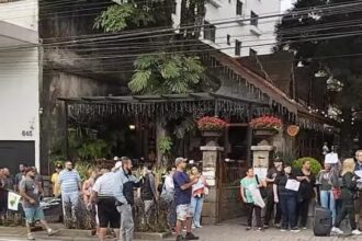 Funcionários da Prefeitura de Teresópolis protestam no restaurante do prefeito