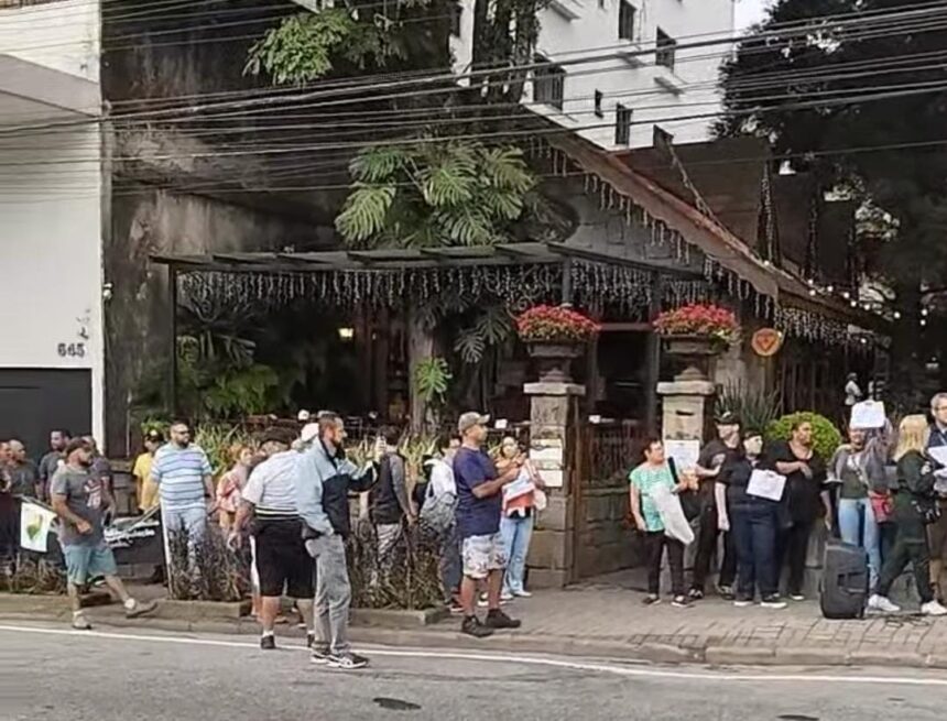 Funcionários da Prefeitura de Teresópolis protestam no restaurante do prefeito