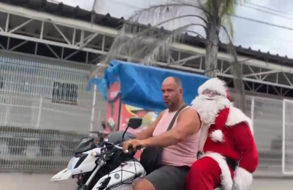 Papai Noel de mototáxi: Natal em Manguinhos mistura solidariedade e criatividade