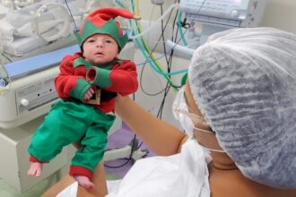 Crianças recém-nascidas no Azevedo Lima, em Niterói, viram duendes de Natal