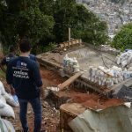 A Secretaria de Ordem Pública (Seop) iniciou nesta quinta-feira (30), a demolição de um prédio de três andares construído irregularmente na localidade do Portão Vermelho, na Rocinha, área sob forte influência do crime organizado.