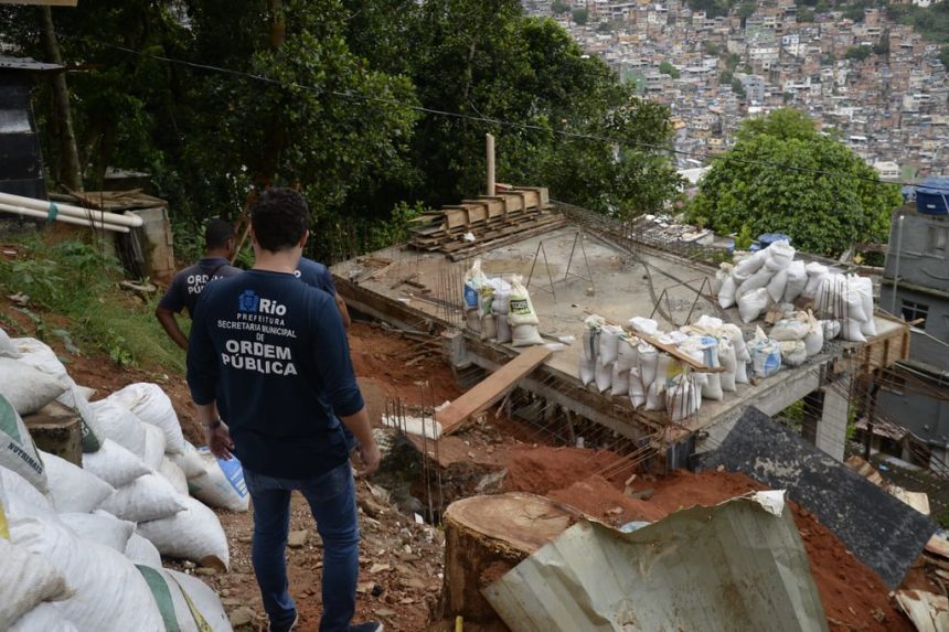 A Secretaria de Ordem Pública (Seop) iniciou nesta quinta-feira (30), a demolição de um prédio de três andares construído irregularmente na localidade do Portão Vermelho, na Rocinha, área sob forte influência do crime organizado.