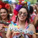 O carnaval de rua oficial de 2025 tem seu início neste fim de semana, com desfiles de blocos e megablocos dominando diversos bairros do Rio.