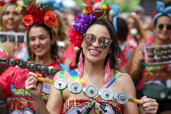 O carnaval de rua oficial de 2025 tem seu início neste fim de semana, com desfiles de blocos e megablocos dominando diversos bairros do Rio.