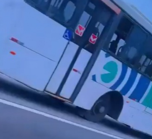 Ônibus é flagrado circulando sem uma das rodas na Avenida Brasil