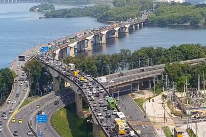 Acidente entre quatro veículos complica trânsito na Linha Vermelha