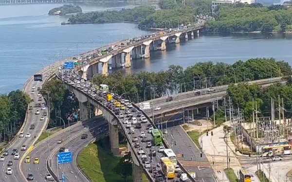 Acidente entre quatro veículos complica trânsito na Linha Vermelha