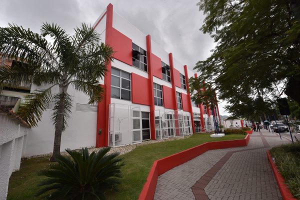 TCE suspende licitação de R$ 166 milhões da Prefeitura de Maricá para meio-fio e calçada