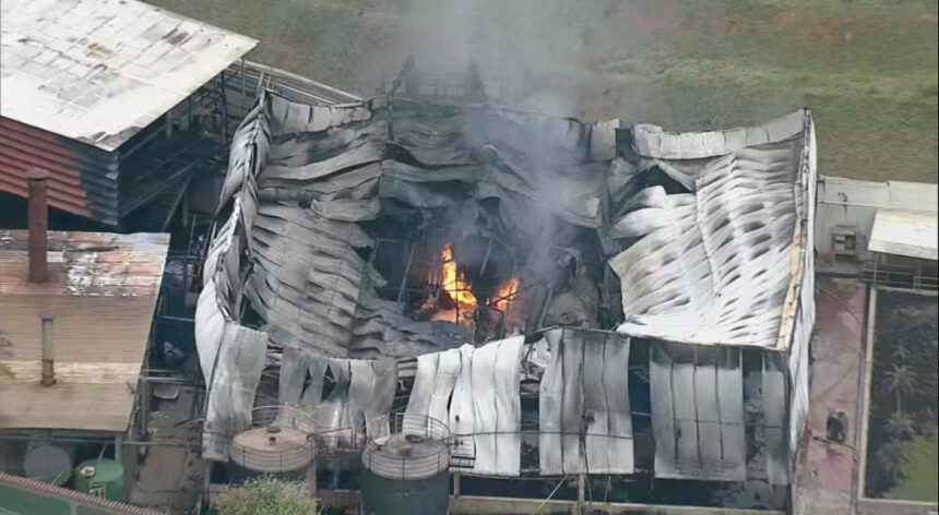 Incêndio de grandes proporções destrói fábrica em Nova Iguaçu