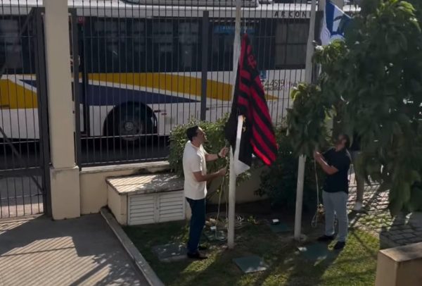 Prefeito viaja e vice faz a festa: Cavaliere hasteia bandeira do Fla no palácio