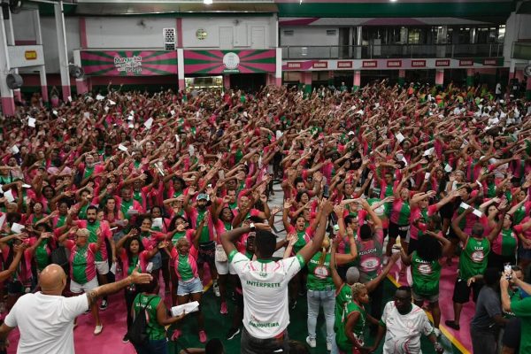 Ensaios agitam o Rio e preparam as escolas para o carnaval 2025 48 Ensaios agitam o Rio e preparam as escolas para o carnaval 2025