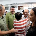 Dudu Reina (à esquerda) roda as repartições públicas de Nova Iguaçu, acompanhado do pai, Eduardo José Costa de Oliveira (de camisa branca), e da mãe, Leocadia Reina Gomes de Oliveira (de blusa branca)