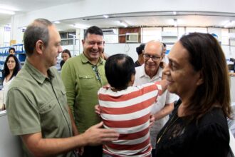 Dudu Reina (à esquerda) roda as repartições públicas de Nova Iguaçu, acompanhado do pai, Eduardo José Costa de Oliveira (de camisa branca), e da mãe, Leocadia Reina Gomes de Oliveira (de blusa branca)