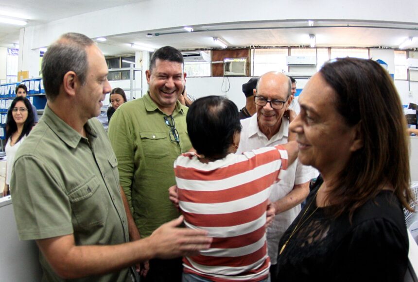 Dudu Reina (à esquerda) roda as repartições públicas de Nova Iguaçu, acompanhado do pai, Eduardo José Costa de Oliveira (de camisa branca), e da mãe, Leocadia Reina Gomes de Oliveira (de blusa branca)