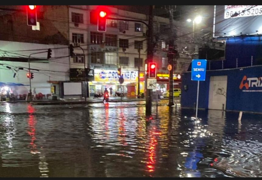 Rua alagada no Rio com as chuvas da segunda-feira (06): conselho alerta para a falta de medidas de prevenção