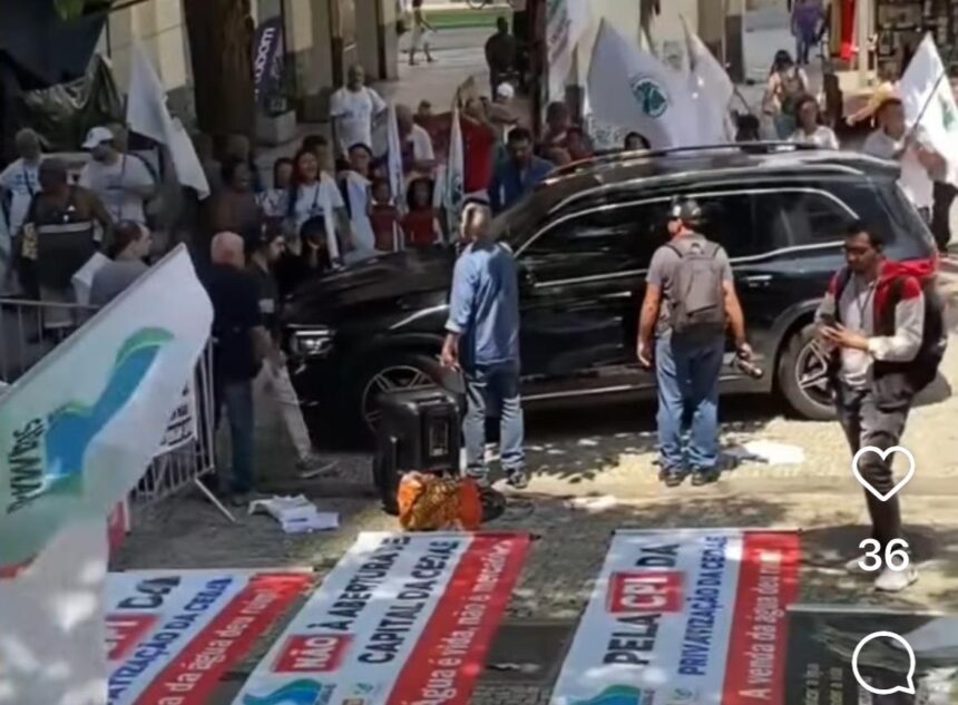 Protesto promovido pelo Sindicato dos Trabalhadores nas Empresas de Saneamento Básico e Meio Ambiente (Sintsama-RJ) na porta da Assembleia Legislativa, no último dia 17: contra a abertura do capital da Cedae e por uma CPI para investigar a privatização da Cedae