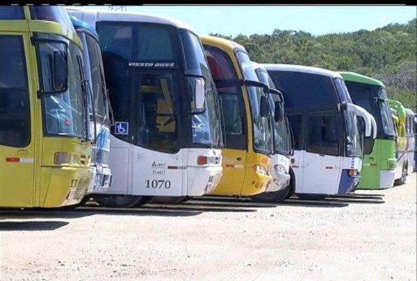 Ônibus de turismo serão taxados em R$ 3 mil para entrar em Cabo Frio: decreto já está na mesa do prefeito Dr. Serginho