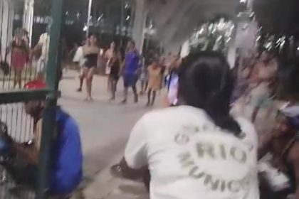 Crianças precisam se esconder de tiroteio no Parque Oeste; veja o vídeo