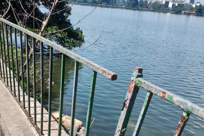 Guarda-corpos que tiveram cartazes retirados na Lagoa sofrem com degradação