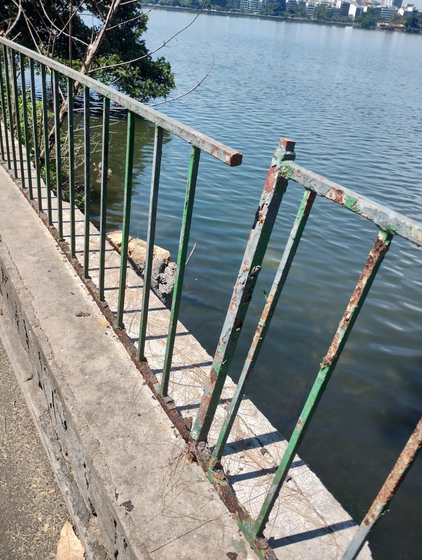 Guarda-corpos que tiveram cartazes retirados na Lagoa sofrem com degradação