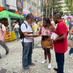 O deputado estadual Professor Josemar (PSOL) em campanha, no Largo da Carioca, pela redução da passagem do metrô