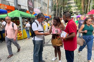 O deputado estadual Professor Josemar (PSOL) em campanha, no Largo da Carioca, pela redução da passagem do metrô