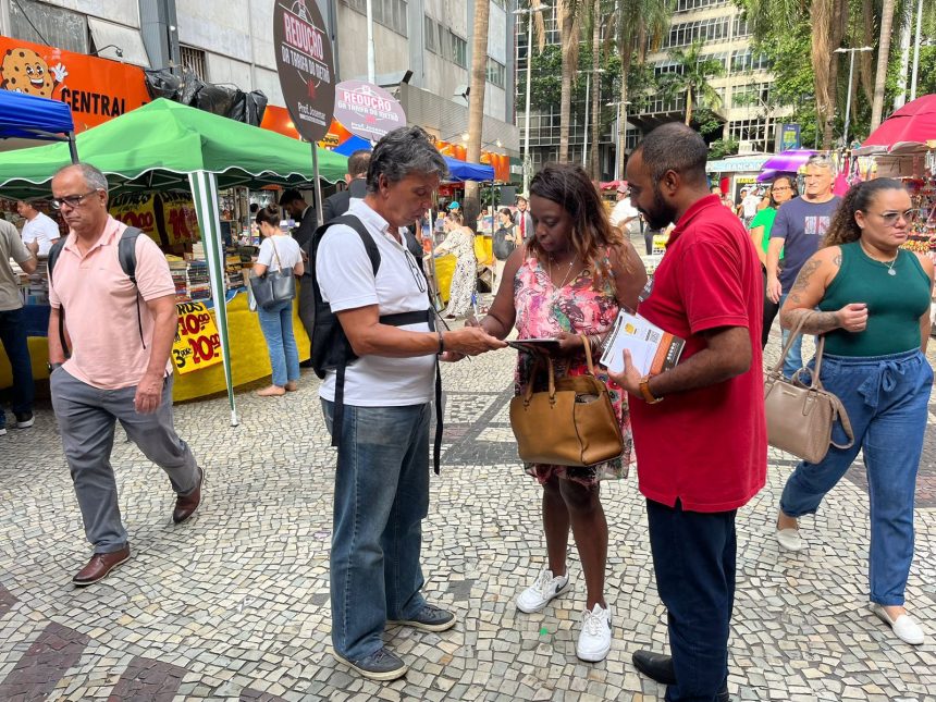 O deputado estadual Professor Josemar (PSOL) em campanha, no Largo da Carioca, pela redução da passagem do metrô