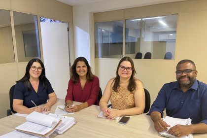 Erika Ammon (de blusa rosa); ao lado da secretára de Educação, Maria Virgínia Andrade Rocha; da subsecretária de Operações Estratégicas e Patrimônio, Ana Cristina Fonseca de Oliveira; e do subsecretário de Recursos Financeiros, David dos Santos Pedro: ex-primeira-dama foi nomeada assessora especial na prefeitura de Nova Iguaçu