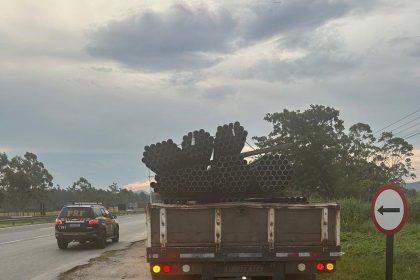 Carreta com tubos de aço soltos é autuada na Dutra